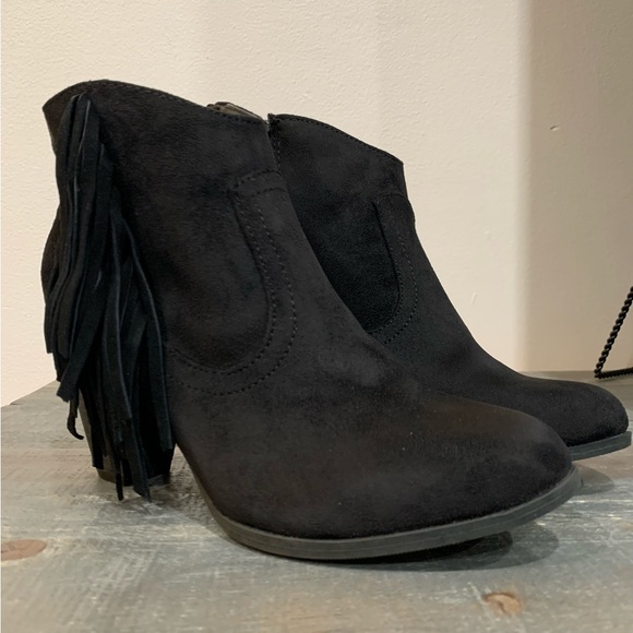 BONGO Shoes - Bongo Black Willow Fringe Ankle Heeled Boots Size 8.5 side fringe. Side zipper